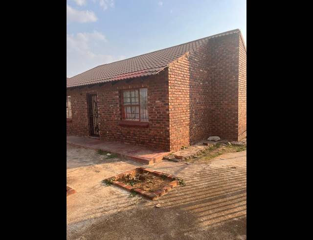 2 BEDROOM HOUSE FOR SALE IN MMABATHO 12